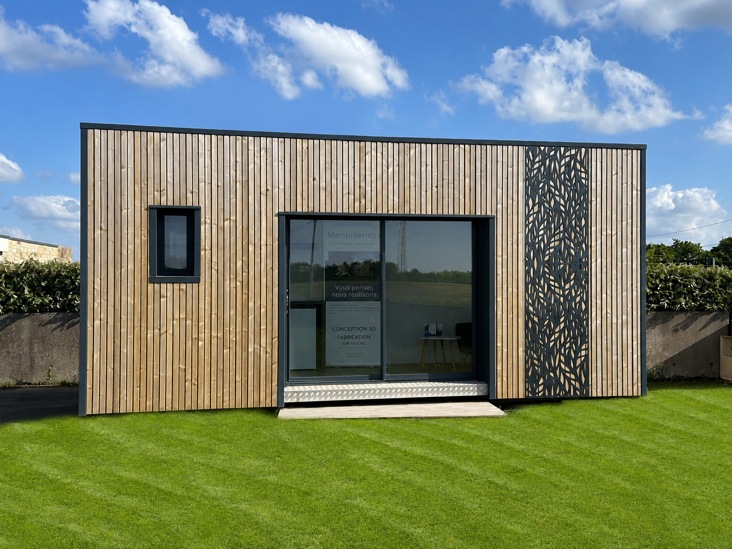 Modèle d’exposition avec bardage bois, baie vitrée et panneau décoratif